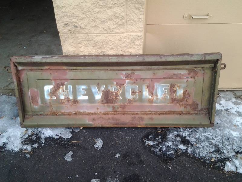 lot 45 image: Vintage Chevrolet Tailgate (1960)