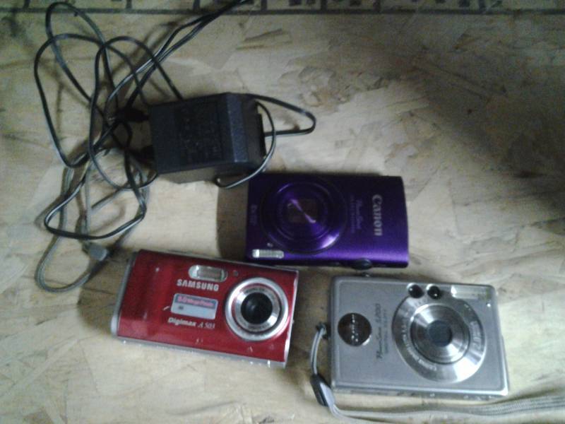 lot 60 image: 3-Digital Cameras