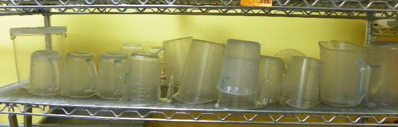 kitchen items, plastic measuring pitchers