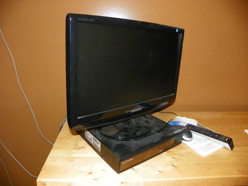 Samsung security system monitor and 4 cameras