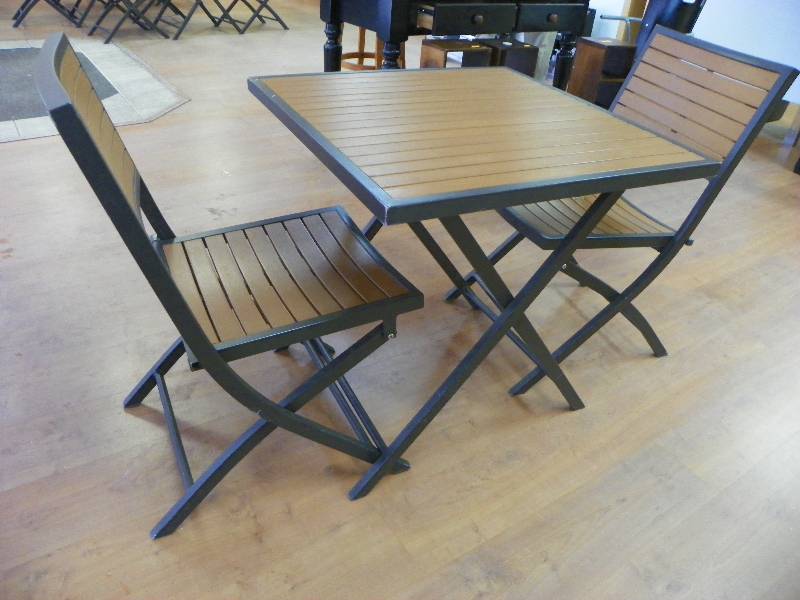 Outdoor Table and 2 Chairs. 28 square table x 28 tall