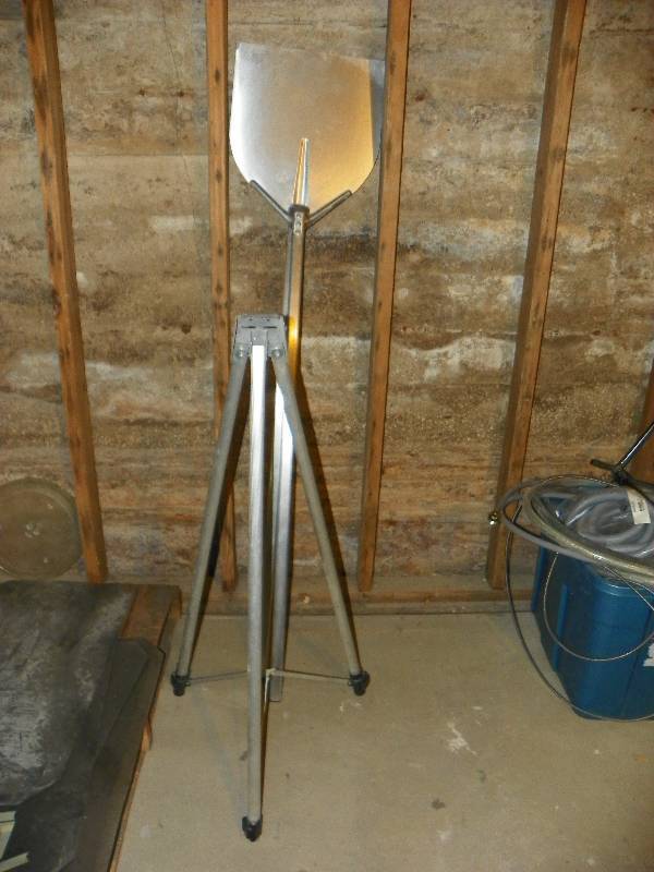 2 flat metal paddles and tri-pod