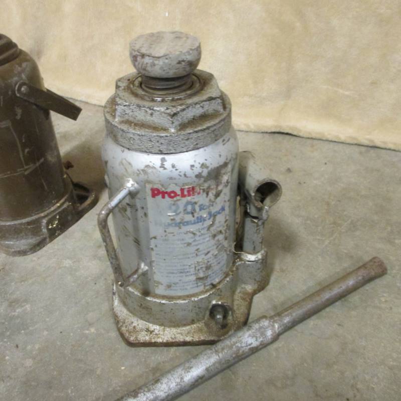 lot 16 image: (2) 20 Ton Bottle Jacks