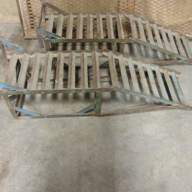 lot 26 image: Metal Car Ramps Receiver Hitch Carrier