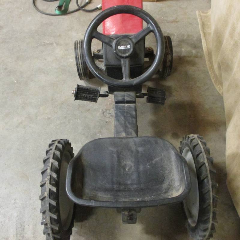 lot 39 image: IH Pedal Tractor
