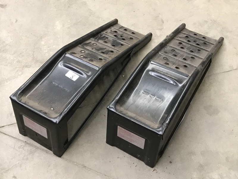lot 8 image: Set Of Car Ramps