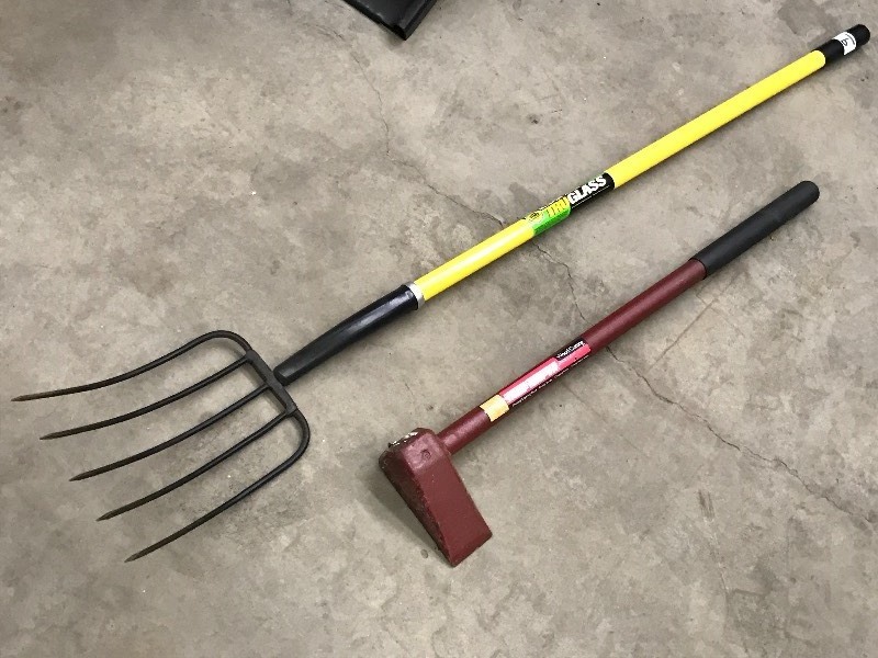 lot 9 image: Pitch Fork & Splitting Maul