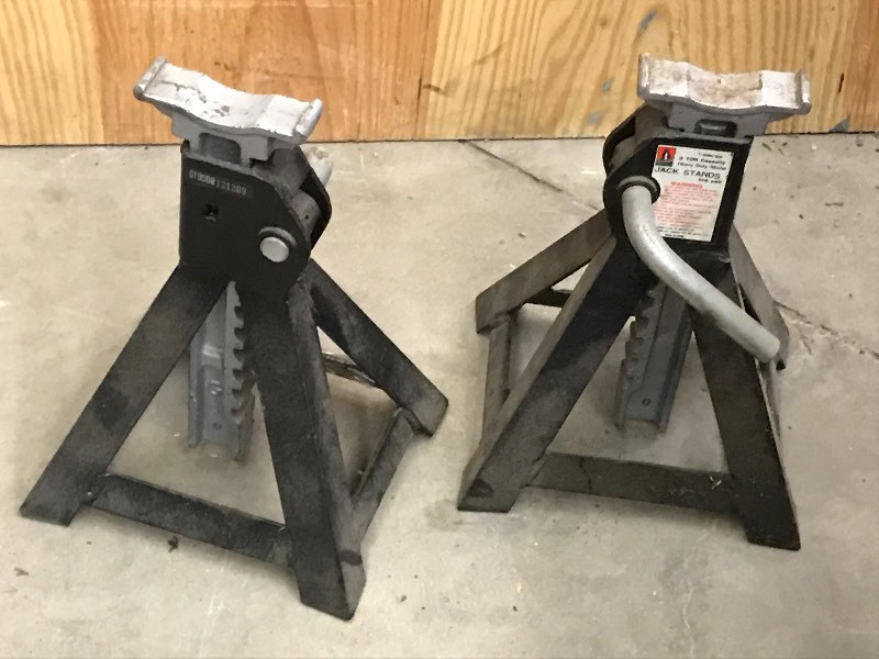 lot 19 image: (2) Jack Stands