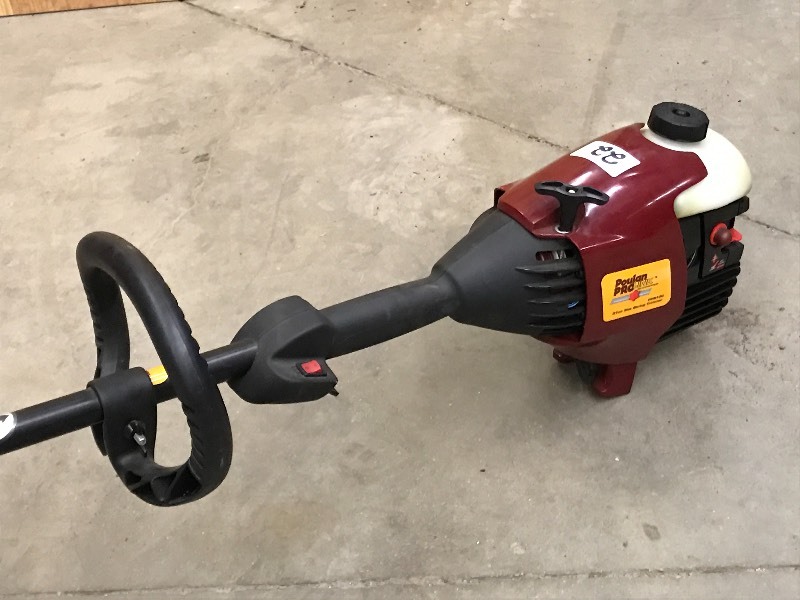 lot 22 image: Poulan Grass Trimmer