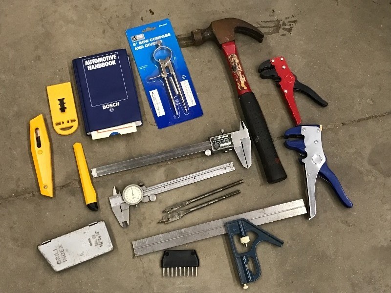 lot 48 image: Tote Of Assorted Hand Tools & Etc