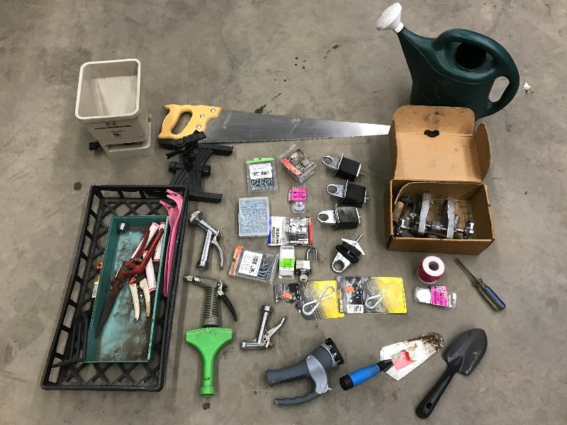 lot 49 image: Lot Of Assorted Garage Items