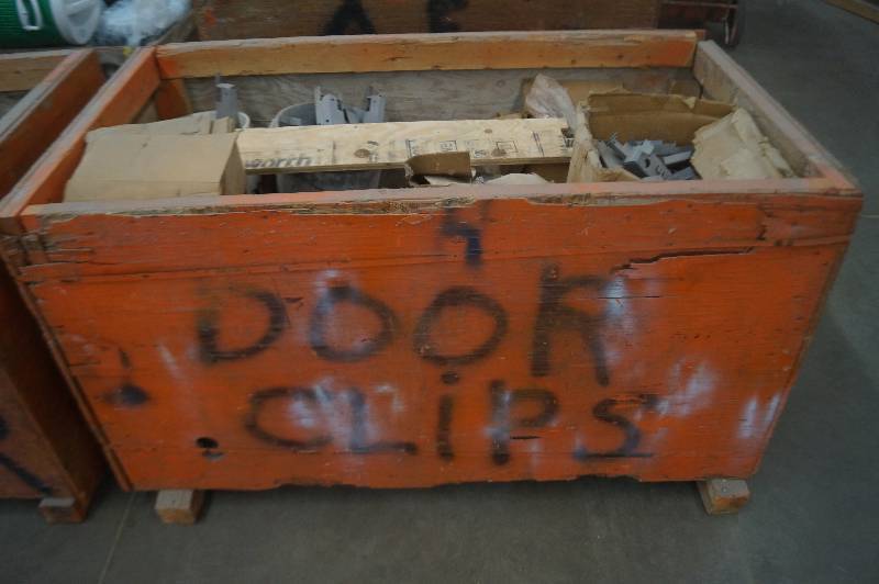lot 14 image: Bulk Metal Door Clips