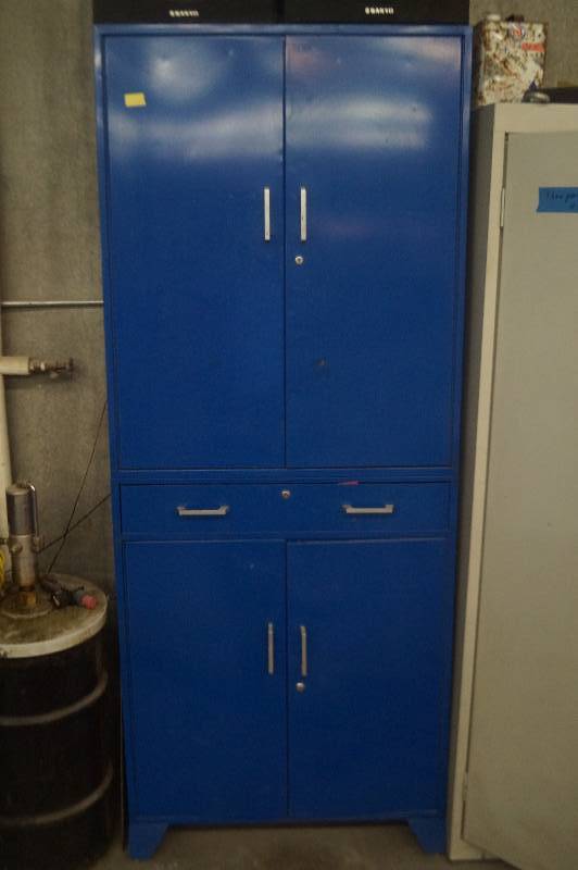 lot 20 image: Metal Cabinet