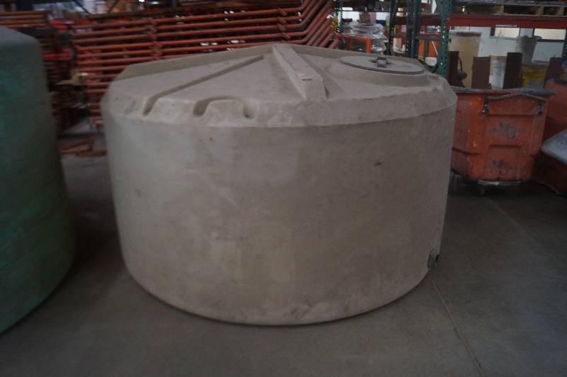 lot 251 image: Large Water Tank