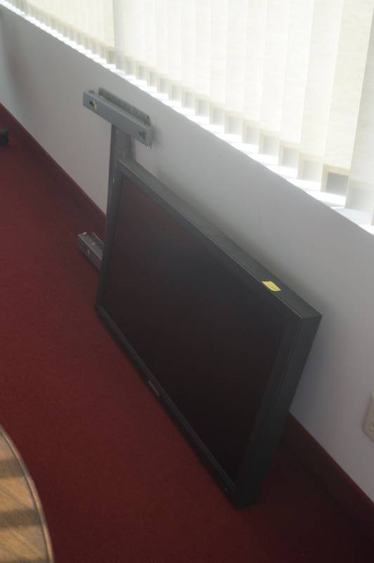 lot 297 image: Samsung 40 LCD Monitor