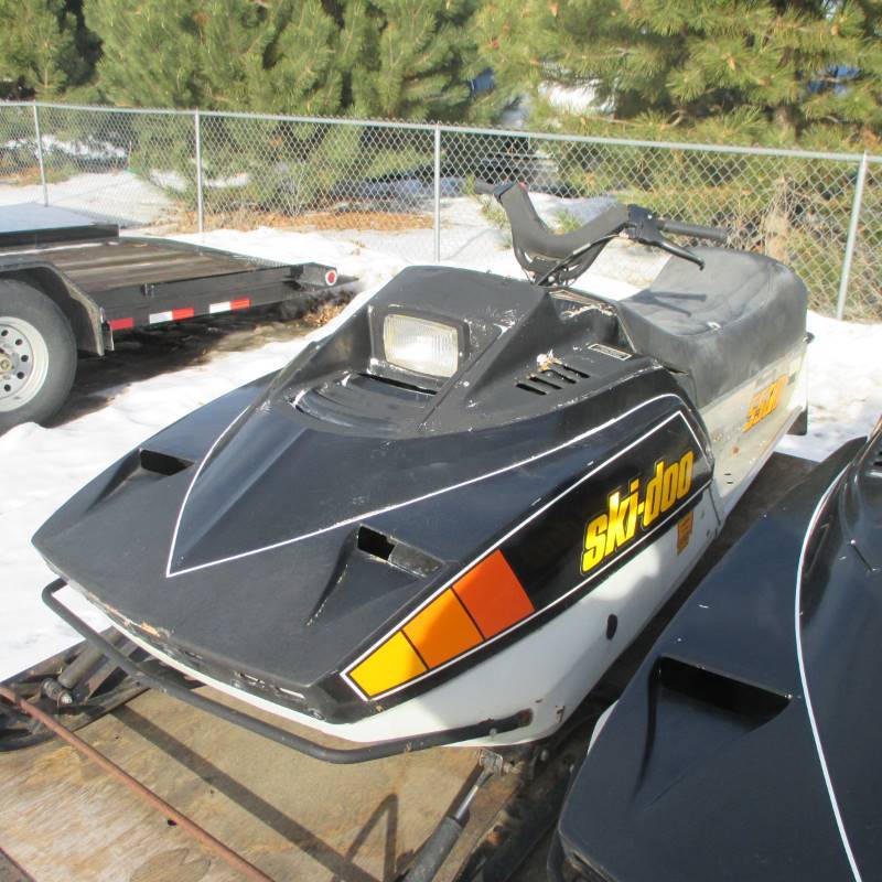 lot 2 image: Ski-Doo Blizzard 5500 Snowmobile