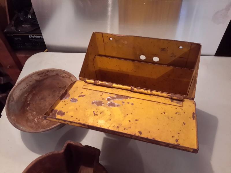 Vintage Metal Storage box, 2 drinking cups
