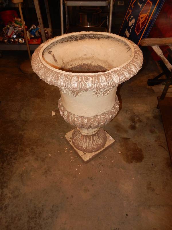 Heavy composite material planter.. 29 in h x 20 in diameter
