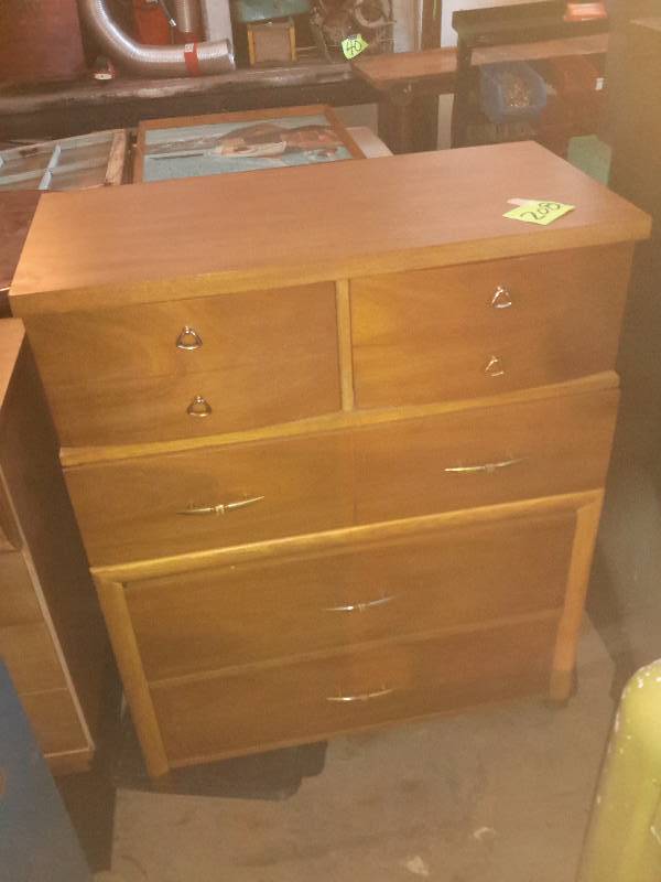 Nice Dixie mid-century dresser with 5 drawers.  Excellent shape.    36in x 18 in x 43in