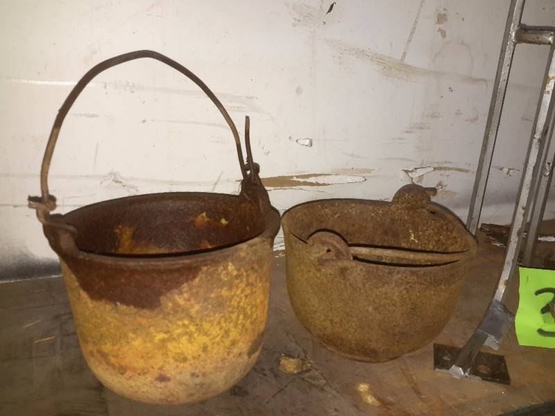 2 Cast Iron Witches pots, 2 metal leg assemblies.