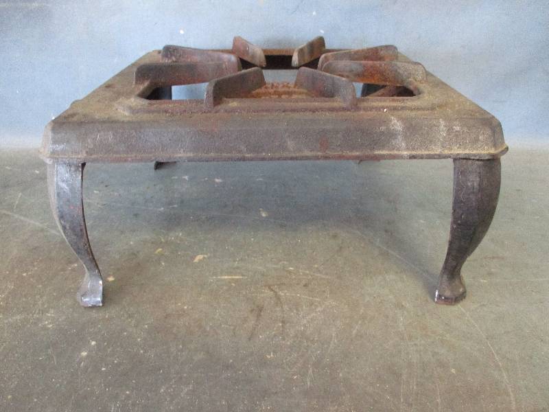 lot 8 image: Cast Iron Burner