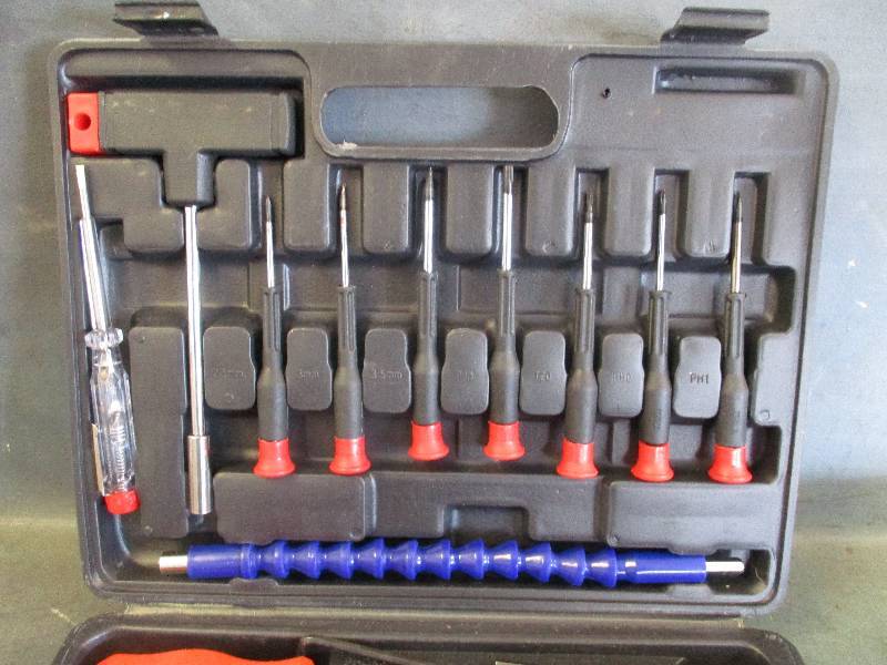 lot 21 image: Screw Drivers and More