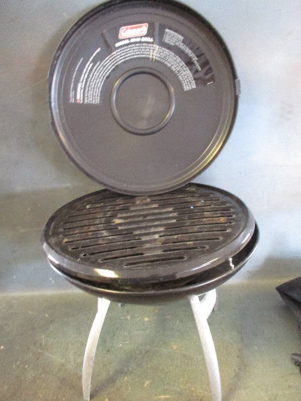 lot 24 image: Portable coleman Gas Grill