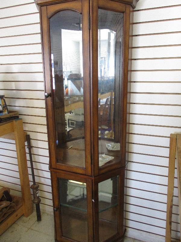 lot 30 image: Curio Cabinet