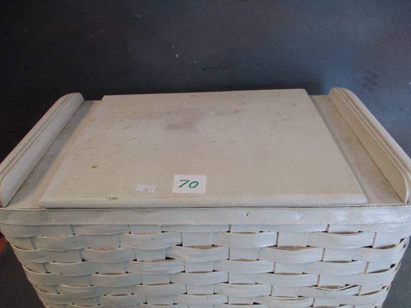 lot 70 image: Vintage Wicker Hamper