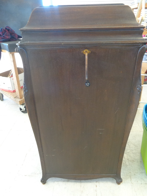 lot 3 image: Victrola Record Player with Records