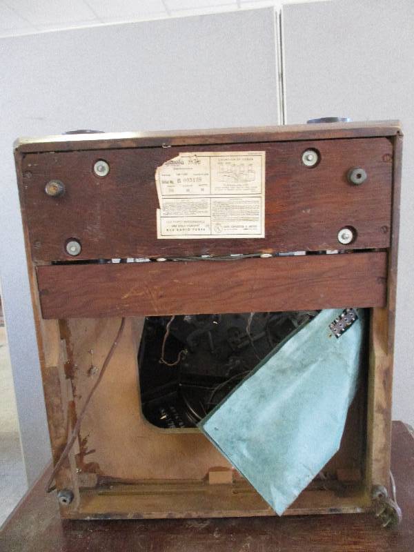 lot 79 image: Antique RCA Radio Phonograph Combo