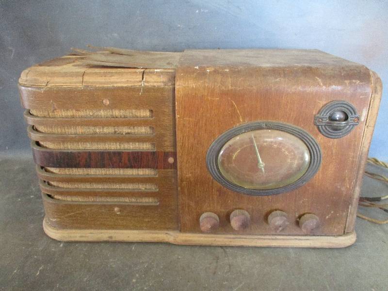 lot 83 image: Antique Radio