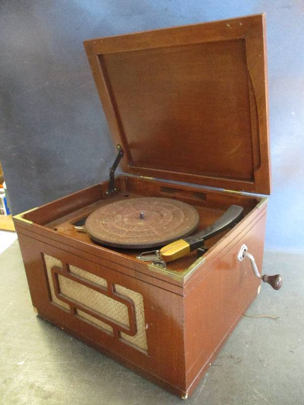 lot 82 image: Antique Crank Phonograph