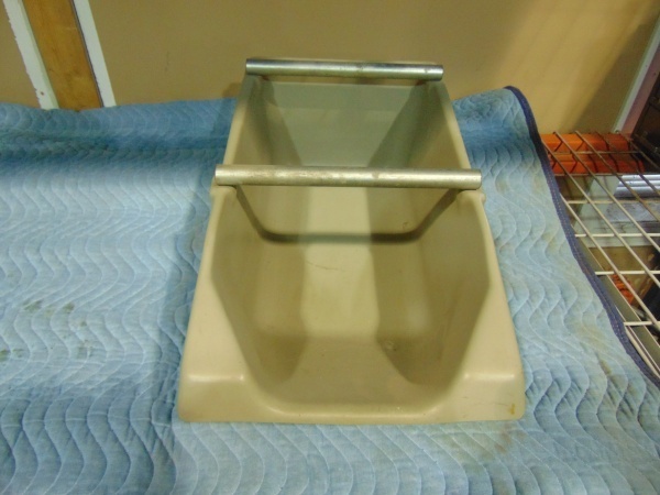 lot 140 image: Large Plastic Feed Scoop