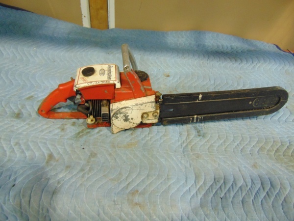 lot 75 image: Remington Chain Saw