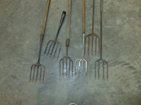lot 71 image: (5) Fishing Spears and (1) Spear Head