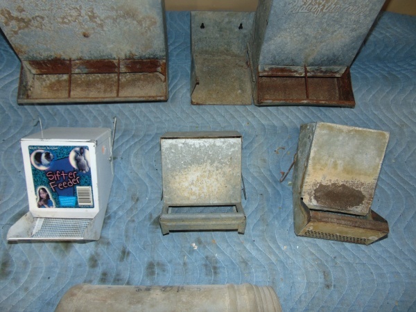 lot 37 image: Lot of Small Feeders