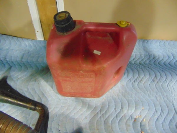 lot 29 image: (1) Car Horn, (1) Metal Oil Can and (1) Small Gas Can