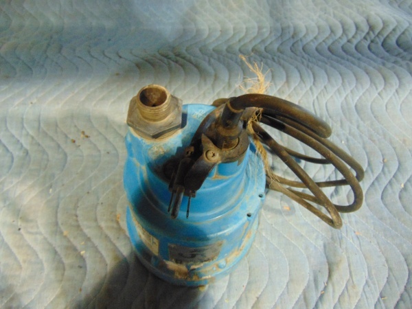 lot 26 image: Submersible Electric Pump