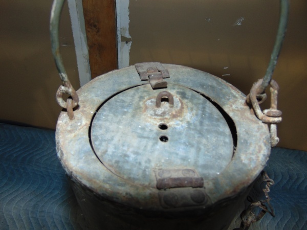 lot 22 image: Vintage Metal Sifter