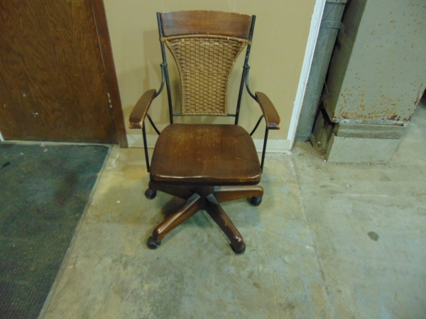 lot 21 image: Vintage Office Chair