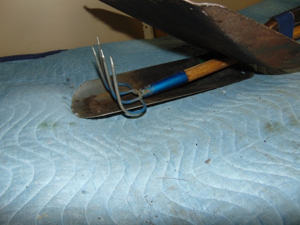 lot 18 image: (1) Metal Shovel, (1) Metal Spade Shovel and (1) Metal Digger