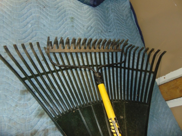 lot 16 image: (2) Rakes