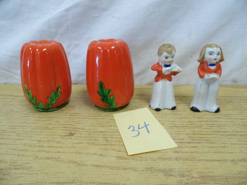 lot 34 image: Occupied Japan Salt & Pepper Sets