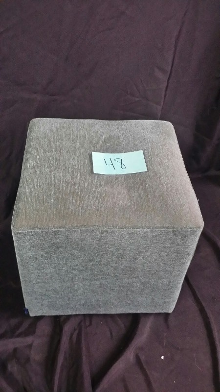 DH Pouf Ottoman, Cube