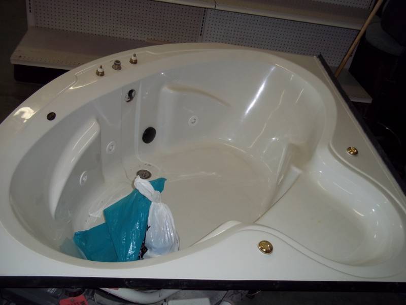 5 x 5 Corner Hot Tub with Gold Faucet, Consignor states works