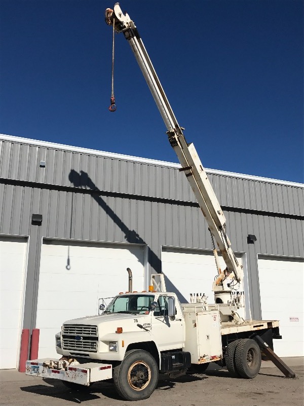 lot 4 image: 1993 Ford F700 Boom-Truck