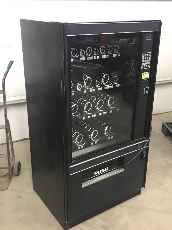lot 13 image: Savamco E-4973 Vending Machine