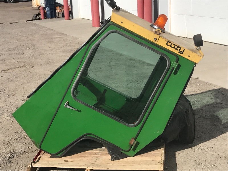 lot 14 image: John Deere Cozy Cab