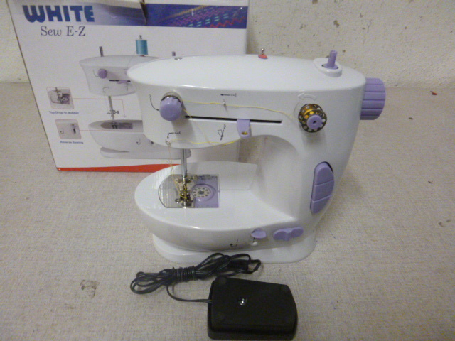 lot 7 image: White Sew E-Z Small Sewing Machine